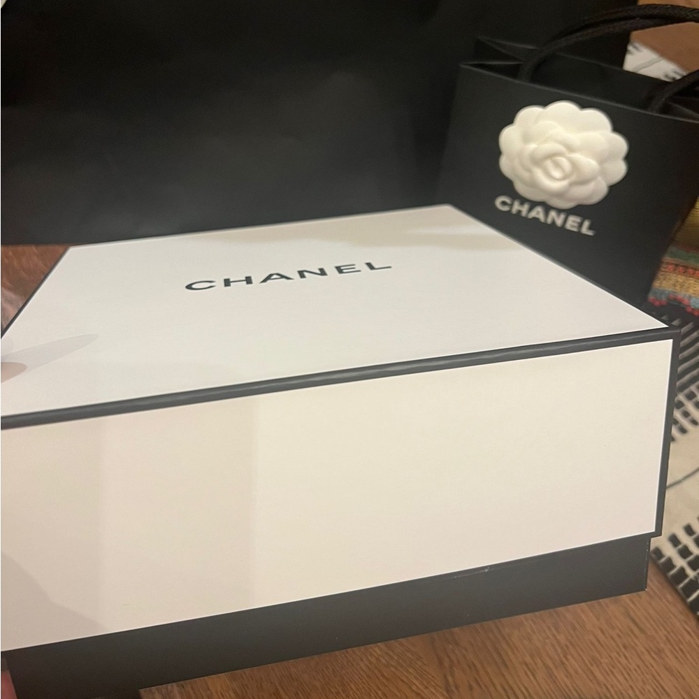 Chanel Gift Box - Picture 3 of 3